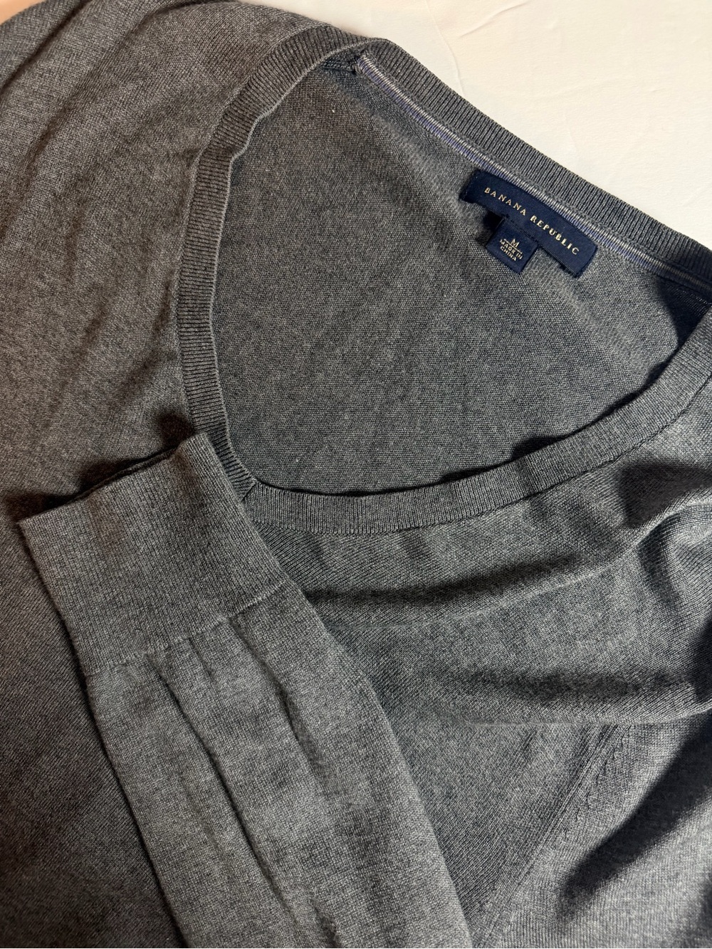 Banana Republic Mens Luxury Blend V Neck Sweater Medium Gray Silk Cashmere